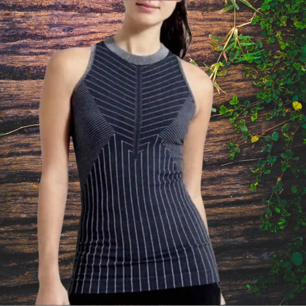 Small Athleta Sojourn Seamless Tank with Black and White Geometrical Design